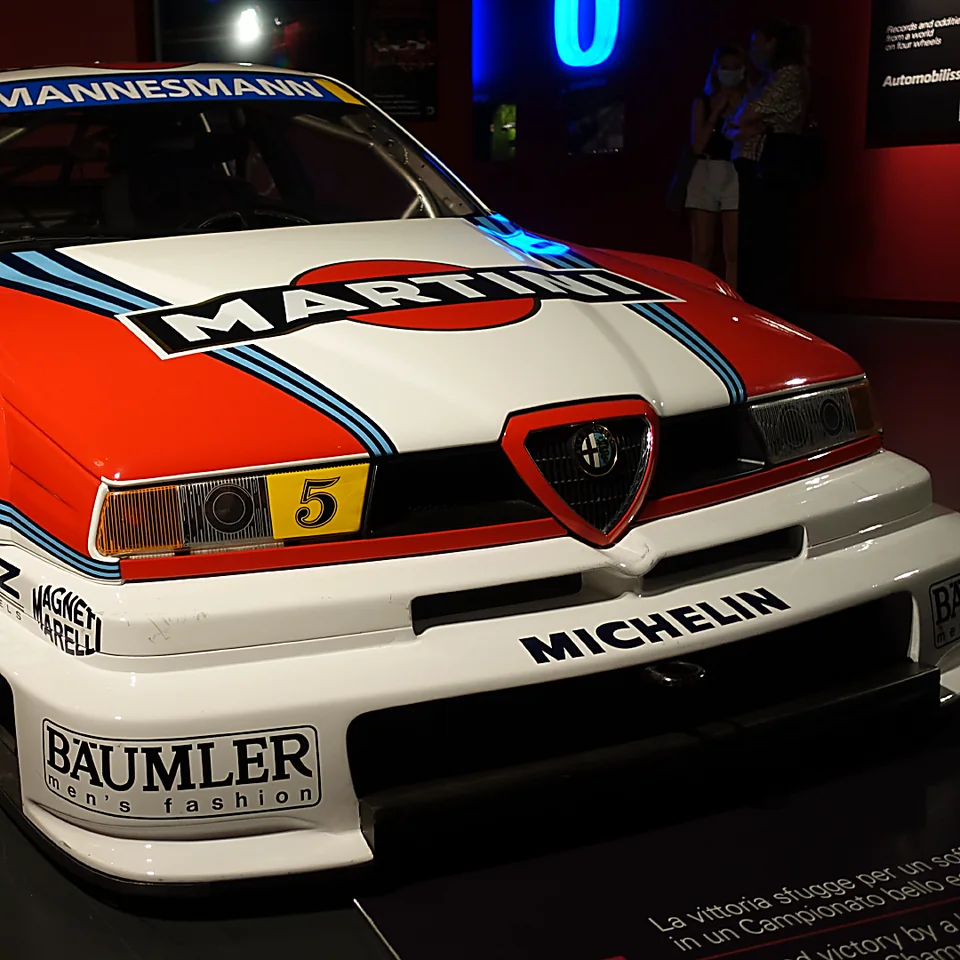 Alfa Romeo 155 DTM in livrea Martini Racing esposta al museo
