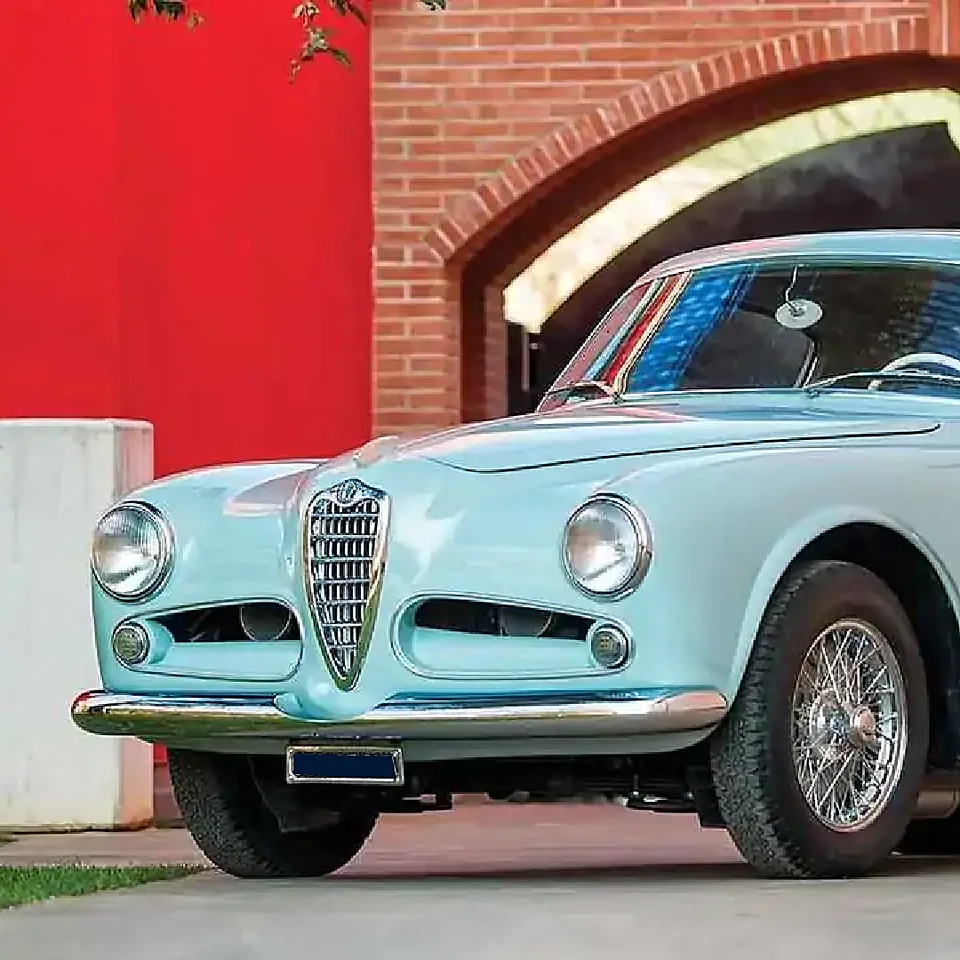 Alfa Romeo 1900 Sprint azzurra davanti a un arco in mattoni