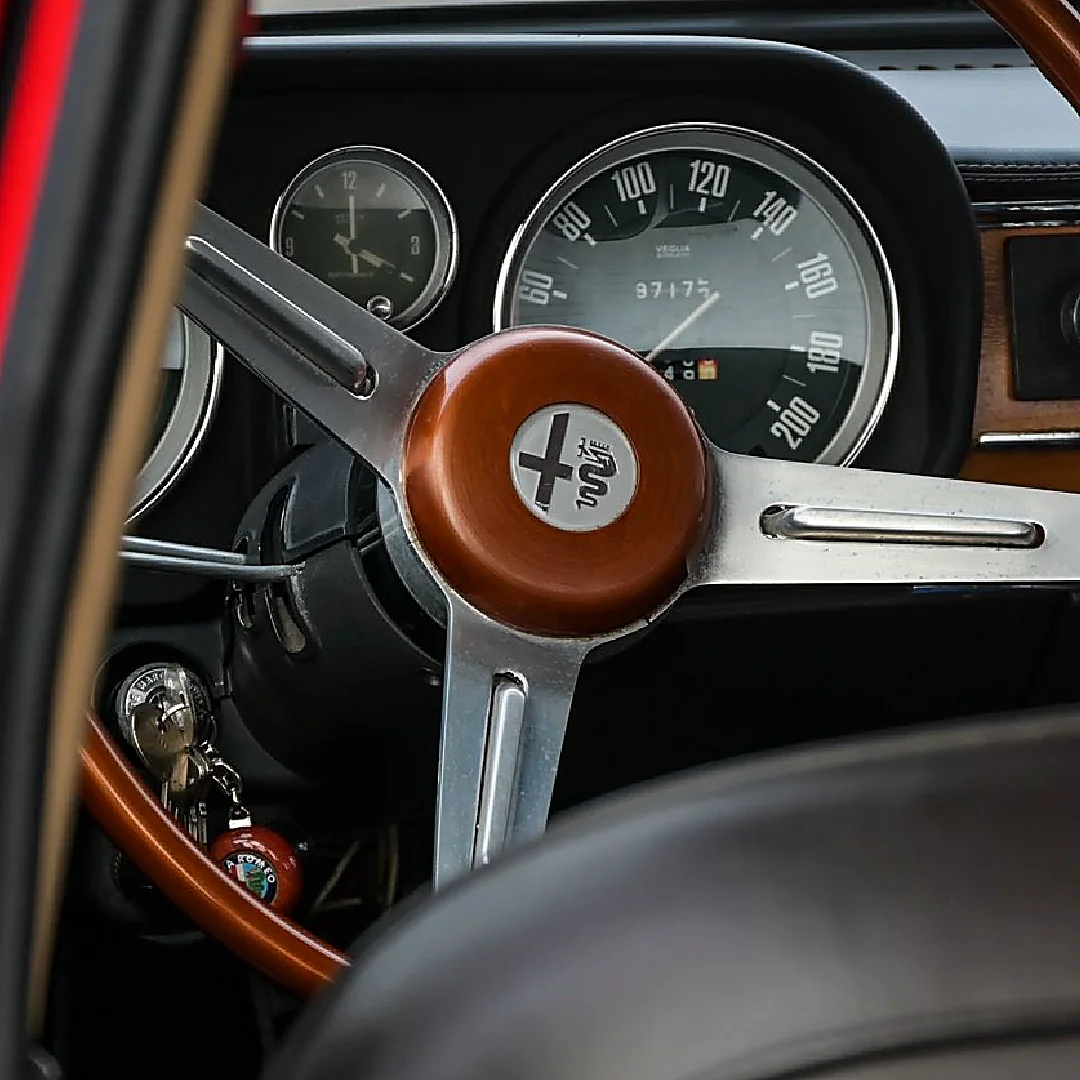 Volante in legno e contachilometri di un'Alfa Romeo Giulia d'epoca