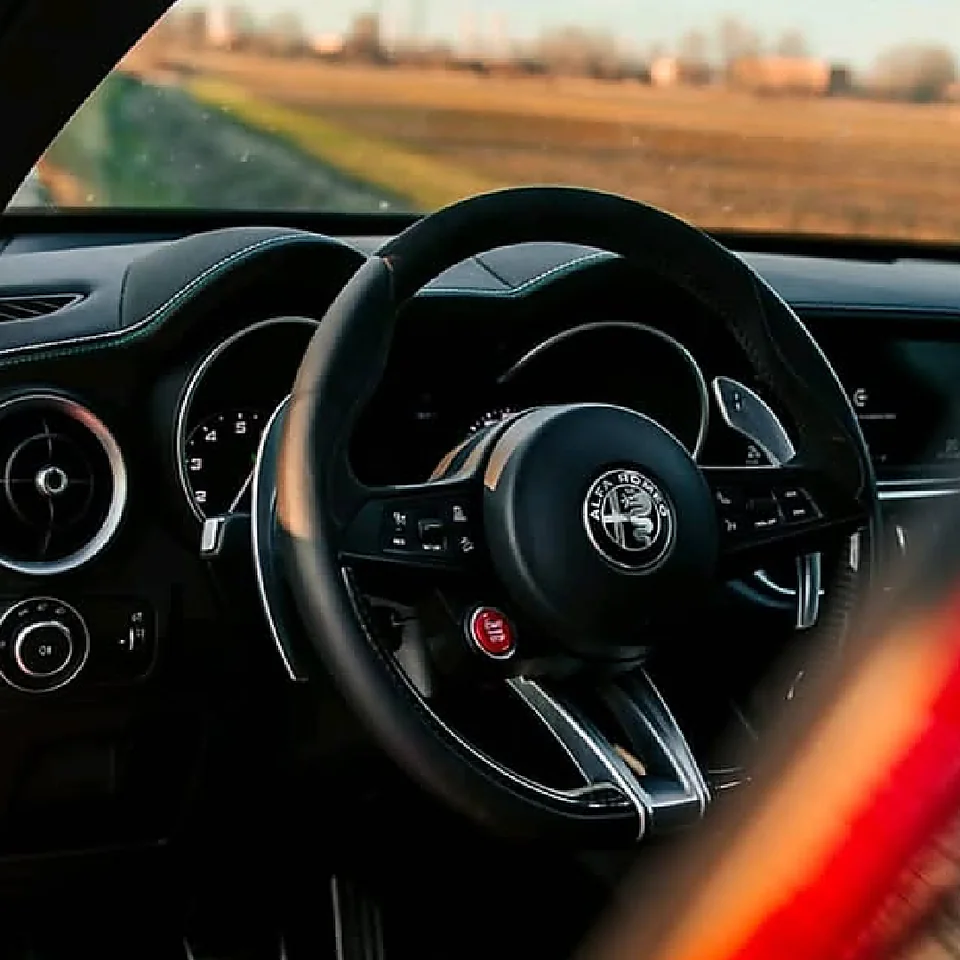 Volante e plancia di un'Alfa Romeo moderna vista dall'abitacolo